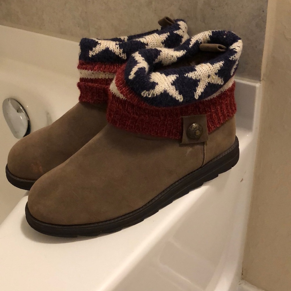 Never worn American flag booties MUK LUKS